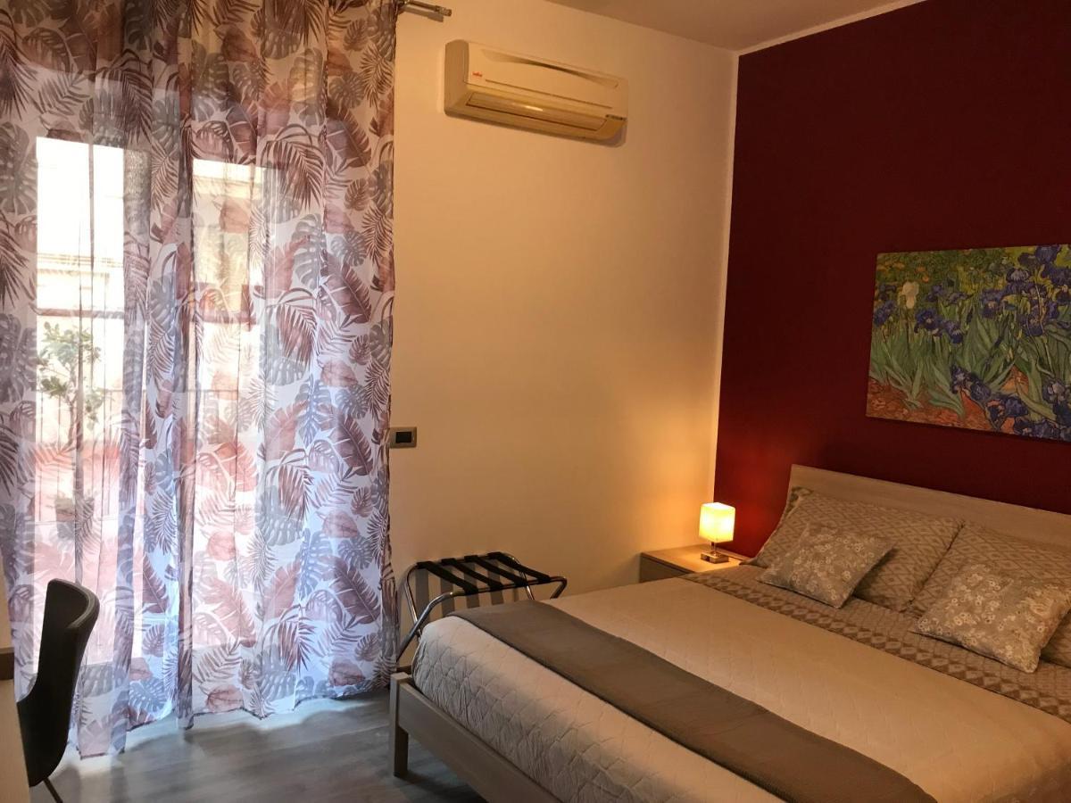 Dr House Apartment Catania Bagian luar foto