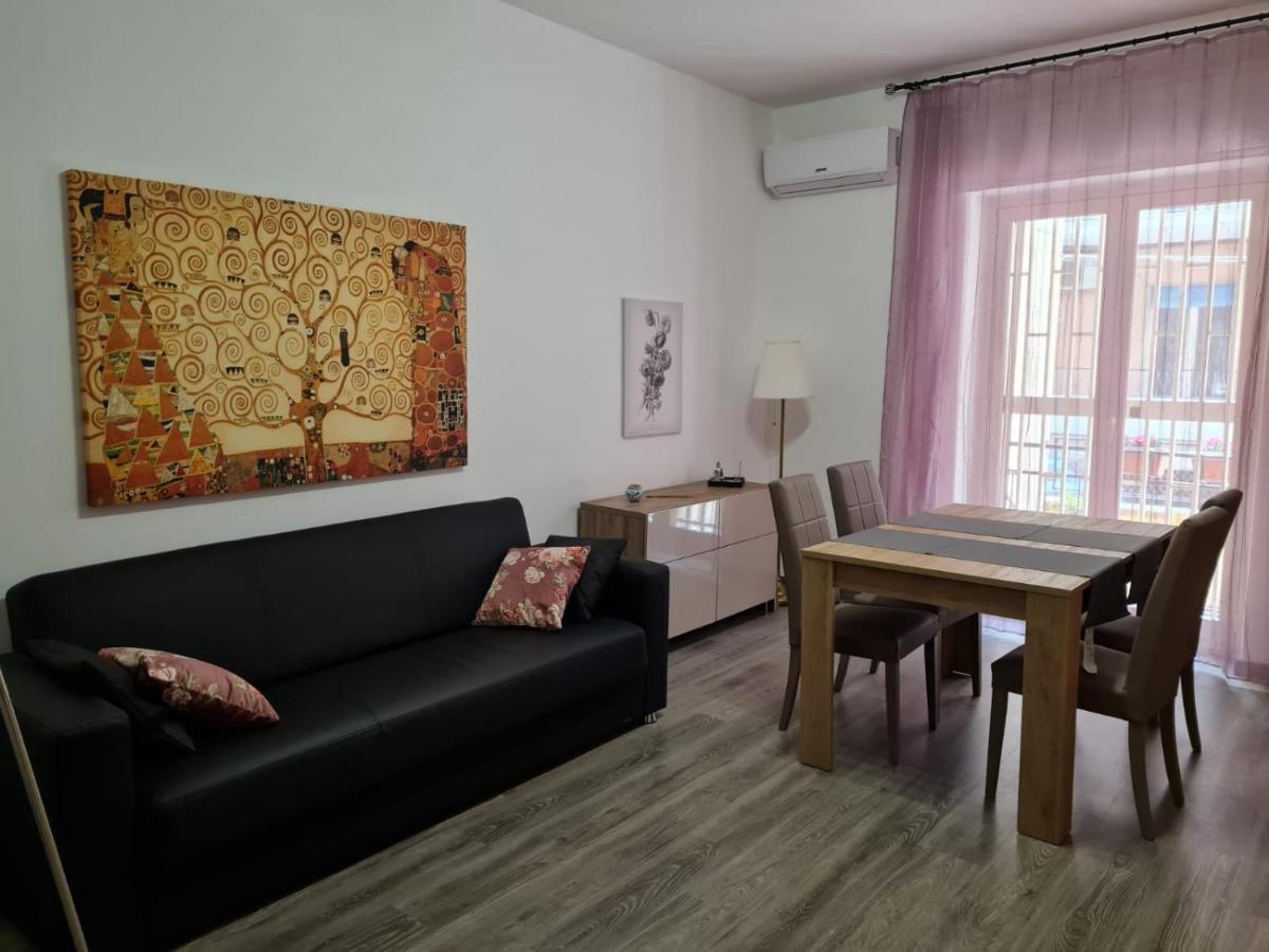 Dr House Apartment Catania Bagian luar foto