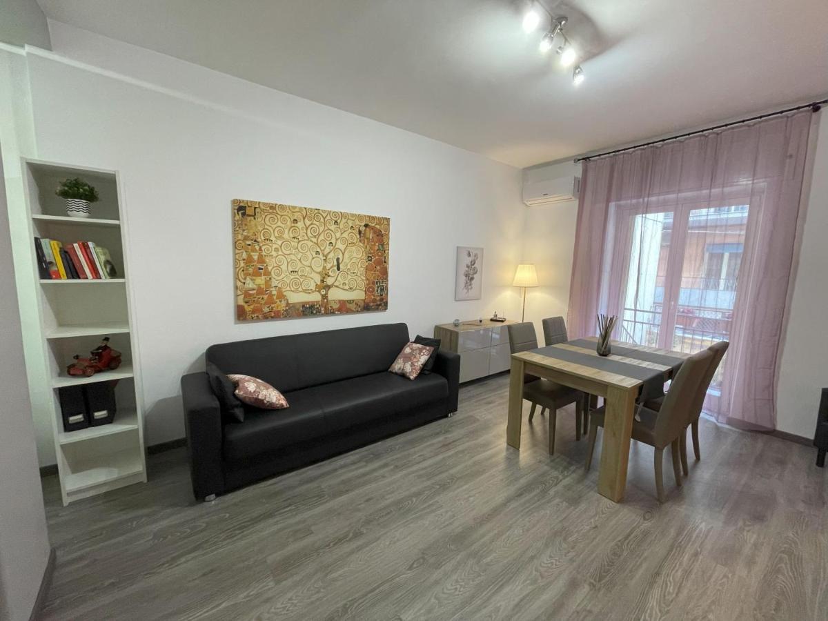 Dr House Apartment Catania Bagian luar foto